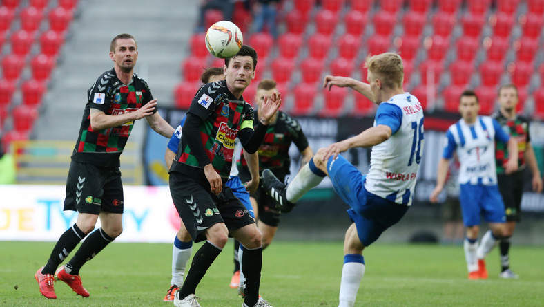 GKS Tychy pokonał Wisłę Puławy 2:0 (1:0) w zaległym spotkaniu 31. kolejki Nice I Ligi. Obie bramki zdobył Jakub Świerczok.