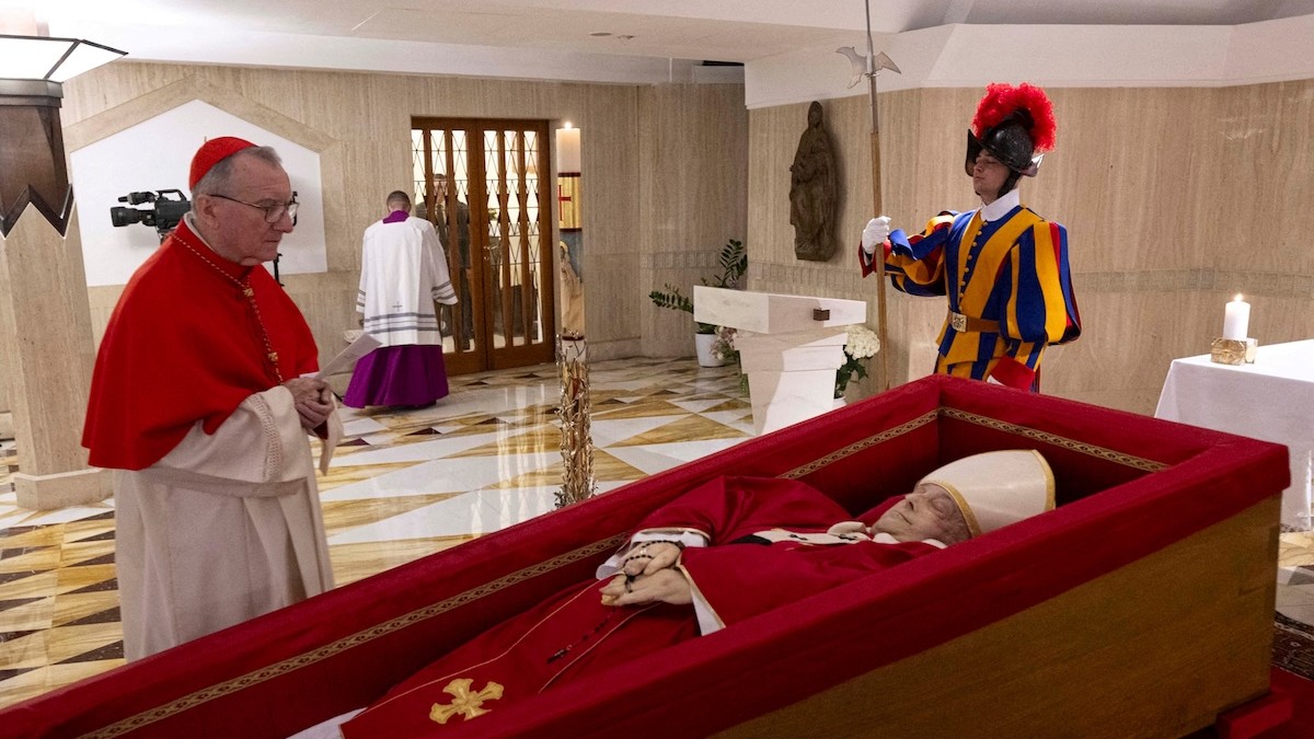 Telo pápeža vystavené v rakvi v rezidencii Santa Marta.