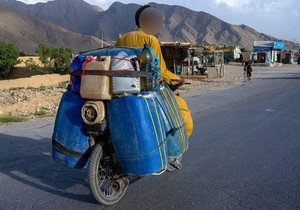 Švercujući gorivo kroz Beludžistan, Mazar putuje dok temperatura dostiže 50 stepeni i rizikuje da se njegovo vozilo zapali pa čak i eksplodira | Foto: BBC