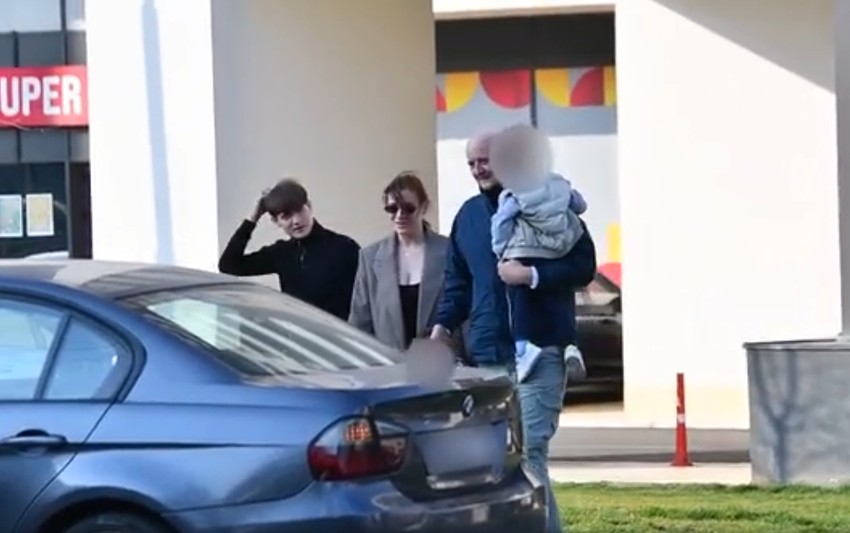 Kristinu Spalević smo zatekli kako čeka tramvaj, nakon drame sa Kristijanom Golubovićem decu predala ocu