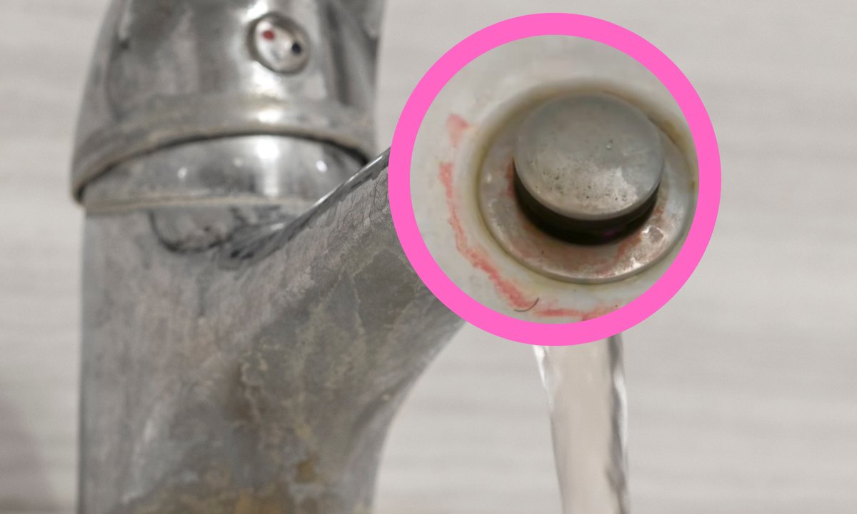 Masz taki osad w łazience? To nie pleśń ani brud. Może być bardzo groźny