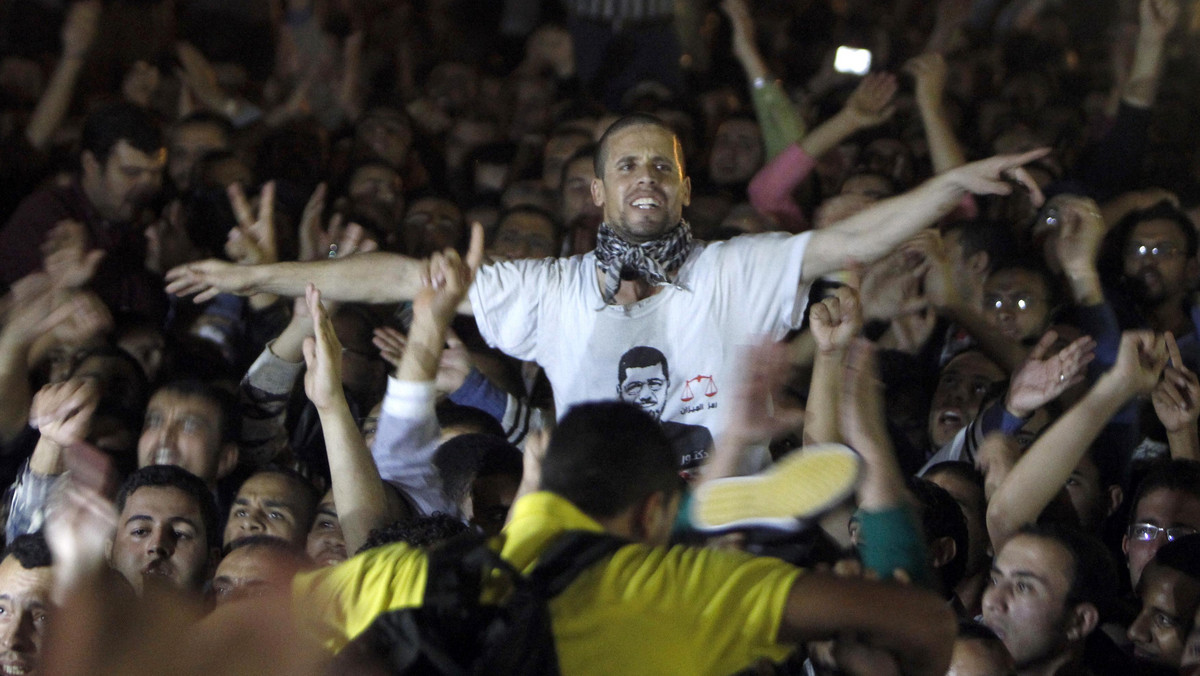 Egipska policja użyła w czwartek w Kairze gazu łzawiącego przeciwko dziesiątkom demonstrantów, którzy usiłowali zburzyć betonowy mur, który postawiono, żeby uczestnikom protestów uniemożliwić dostęp do gmachu parlamentu i siedziby rządu - informują świadkowie.