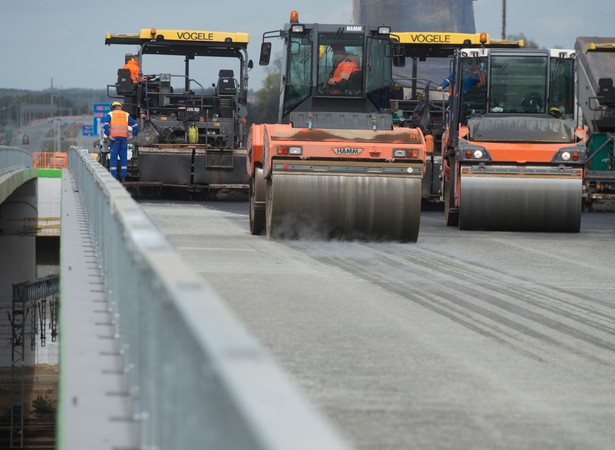 Odcinek autostrady A1 od Strykowa do Tuszyna, nazywany Wschodnią Obwodnicą Łodzi, ma ogromne znacznie dla warunków transportu drogowego i podróżowania po centralnej Polsce. Nowy fragment autostrady umożliwi szybkie ominięcie miasta. Na zdjęciu: Budowa autostrady A1 na odcinku Stryków-Tuszyn - wiadukt autostradowy nad torami kolejowymi na łódzkim Olechowie. fot. (mr) PAP/Grzegorz Michałowski