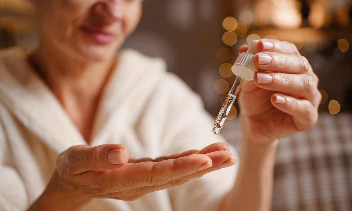 Koniec z uczuciem ściągnięcia i szorstkością. To serum koi skórę już w 5 minut
