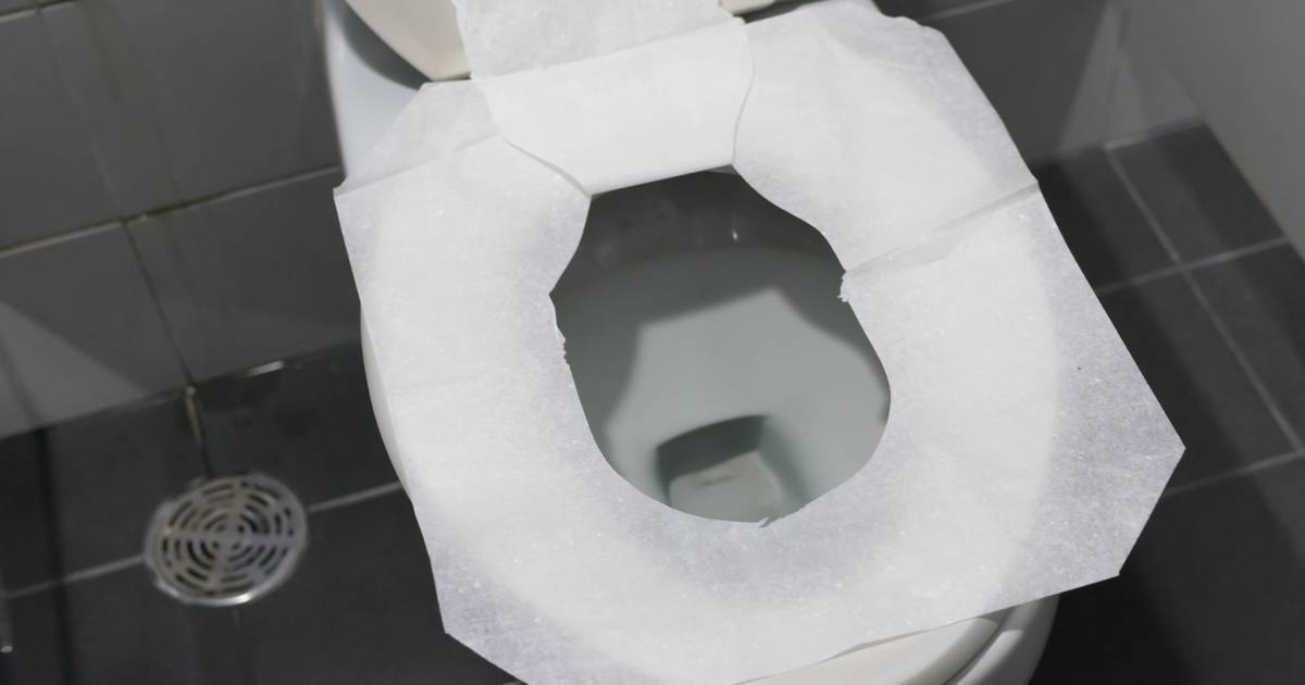 Kładziesz papier toaletowy na desce w publicznej toalecie? To fatalny błąd