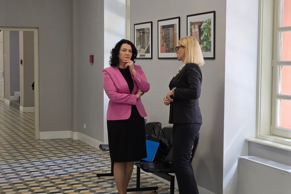 DRAGANA SOTIROVSKI U ROZE SAKOU DOŠLA NA SUĐENJE Bivša grado