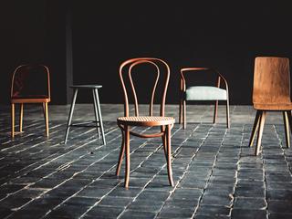 Krzesło numer 14 konstruowane jest z giętego drewna bukowego. Wymyślił je 141 lat temu wiedeński stolarz  Michael Thonet. Od 119 lat fabryka w Radomsku produkuje je na kilkadziesiąt rynków na świecie