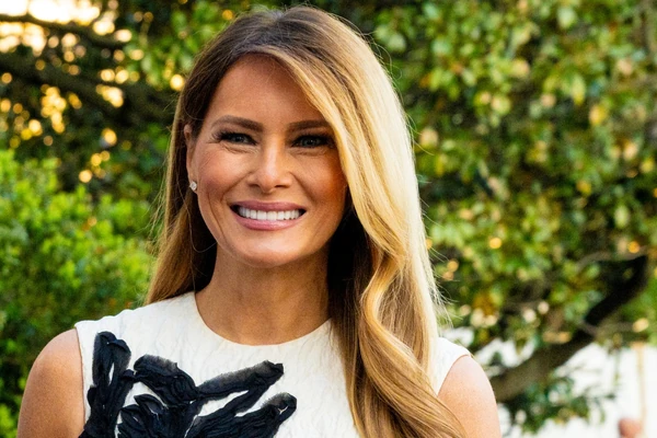 Melanija išetala iz Bele kuće u OVAKVOJ HALJINI I VREME JE STALO: "Obukla IZGUŽVANU ZAVESU", "Nema joj ravne", jedni očarani, drugi bi da kritikuju: Dočekala juče KRALJICU MAKSIMU i desio se spektakl