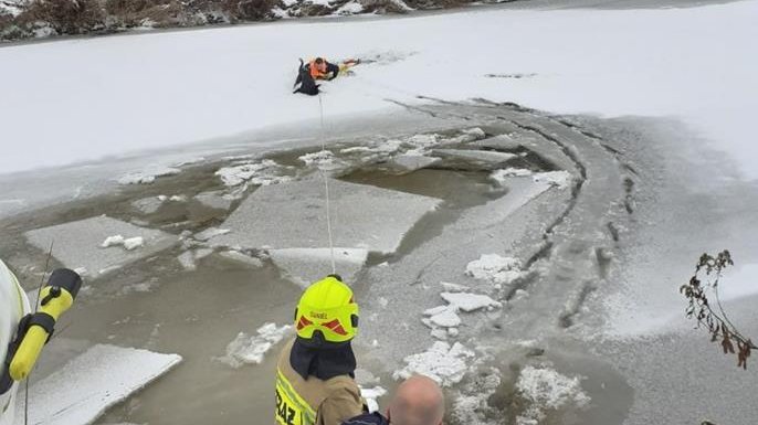 Policjanci i strażacy ochotnicy uratowali tonącego psa