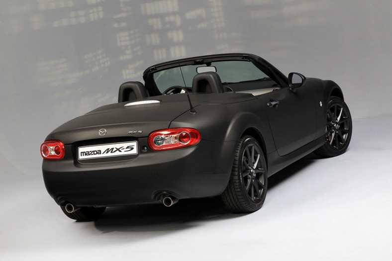 Mazda MX-5 w wersji Black&amp;Matte plus dziewczyna z mieczem