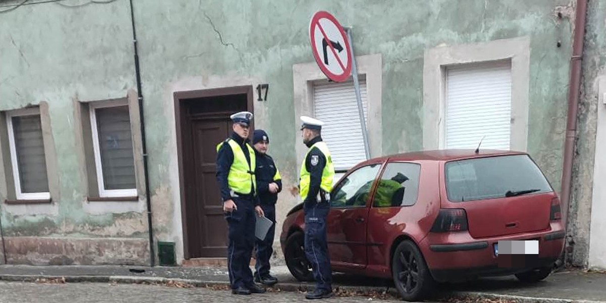 Z piskiem opon volkswagen z dużą prędkością wpadł na chodnik. Tam samochód staranował idącą 63-letnią kobietę. 