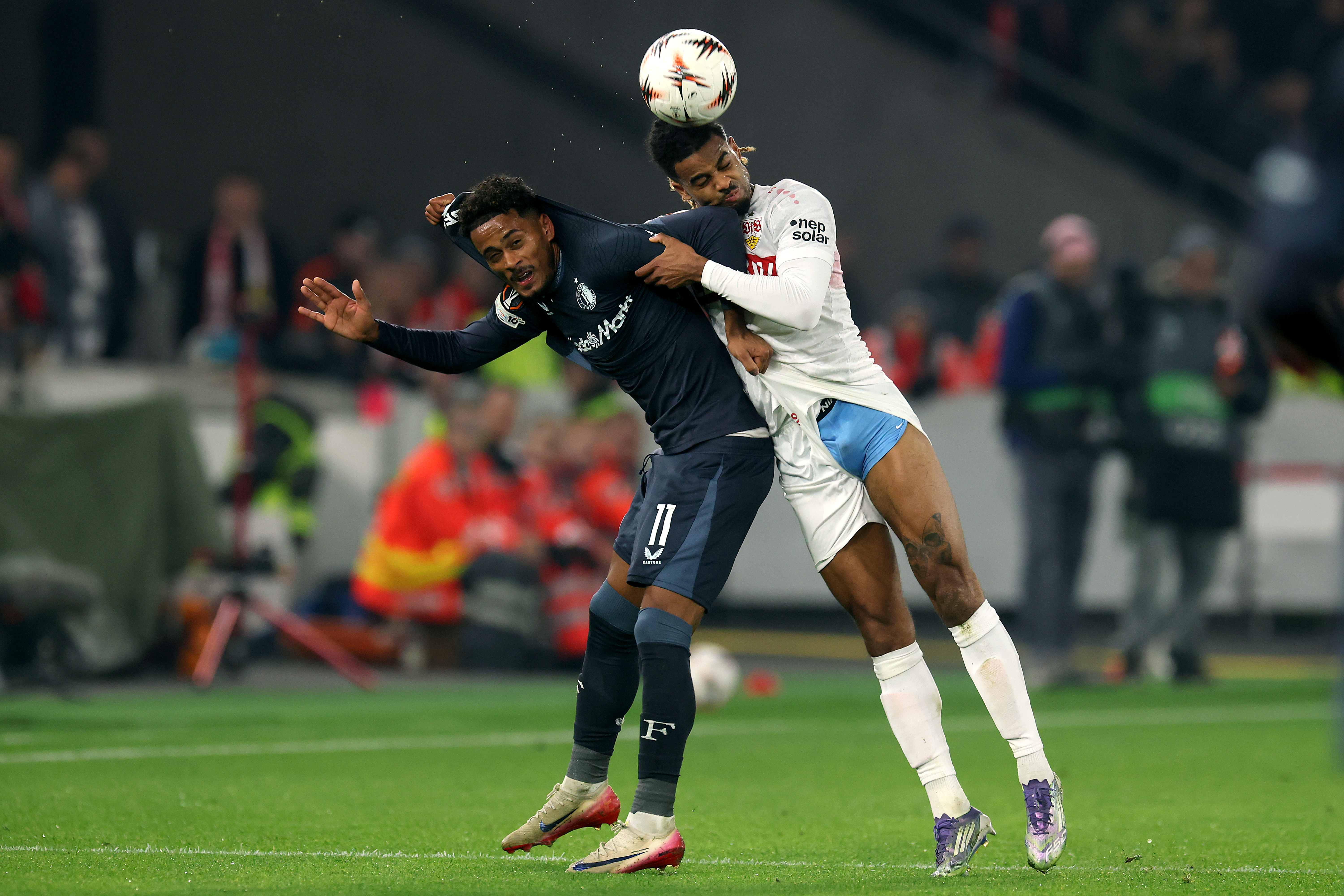 Feyenoord kampt met een scoringsprobleem - Van Persie ziet kansen gemist tegen Stuttgart