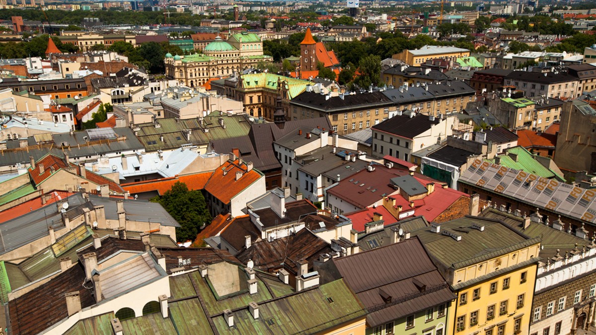 Koszty zużycia prądu, gazu, ciepła i wody w budynkach użyteczności publicznej zarządzanych przez gminę Kraków w najbliższych latach mają spaść o co najmniej 5 proc. Władze Krakowa podpisały umowę z firmą EDF Polska, która pod tym kątem ma monitorować 673 obiekty.