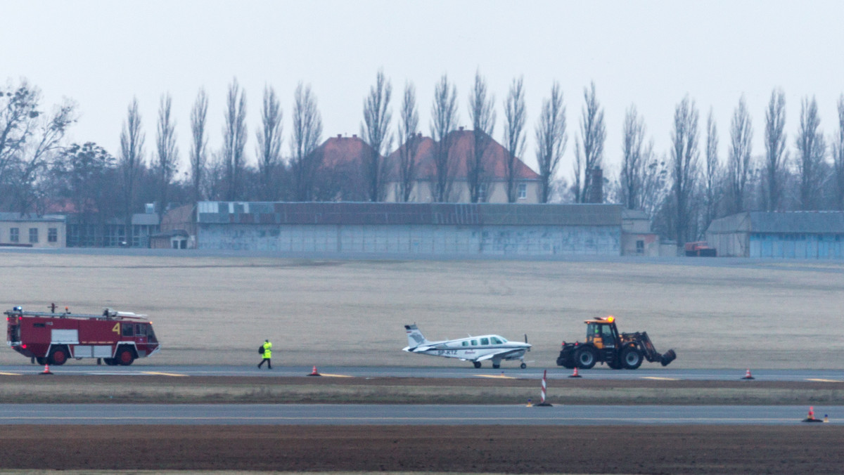 Po południu wznowiono ruch samolotów na lotnisku w Poznaniu, który był wstrzymany po awaryjnym lądowaniu w środę samolotu Beechcraft A36 - poinformowała rzecznik poznańskiego lotniska Hanna Surma. Maszyna lądowała bez wysuniętego podwozia.