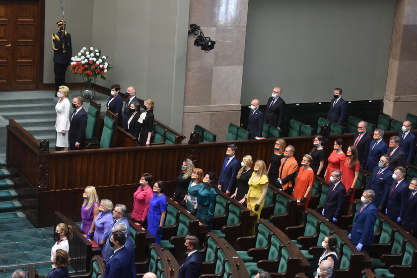 Posłowie Lewicy w trakcie zaprzysiężenia Dudy