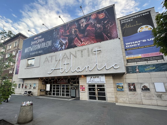 Kino Atlantic w Warszawie z nowym szyldem. Neon był zbyt drogi