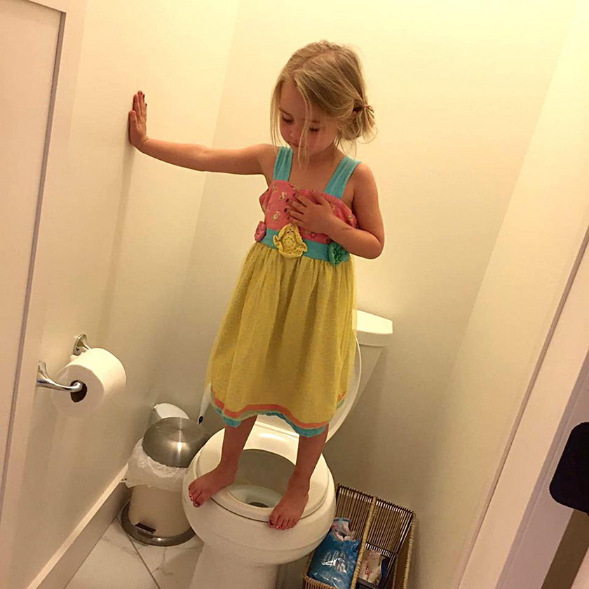 Dziewczynka stoi na toalecie, żeby obronić się przed zamachowcem