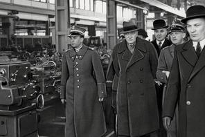 Prezydent Ignacy Mościcki (drugi z lewej) podczas inspekcji w fabryce przemysłu zbrojeniowego, maj 1938 r.