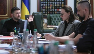 Volodimir Zelenski, Julija Sviridenko i savetnik Oleksandr Kamišin u Kijevu 3. novembra 2025.