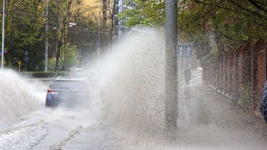 Niebezpieczna pogoda na Warmii i Mazurach. "Cały czas napływają zgłoszenia"