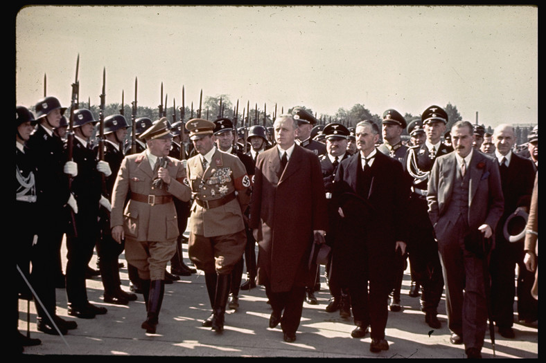 Neville Chamberlain (drugi od lewej) podczas wizyty w Niemczech. Na zdjęciu także od lewej: Adolf Wagner, Franz Ritter von Epp, Joachim von Ribbentrop i (pierwszy z prawej) brytyjski ambasador w Niemczech, Sir Neville Henderson