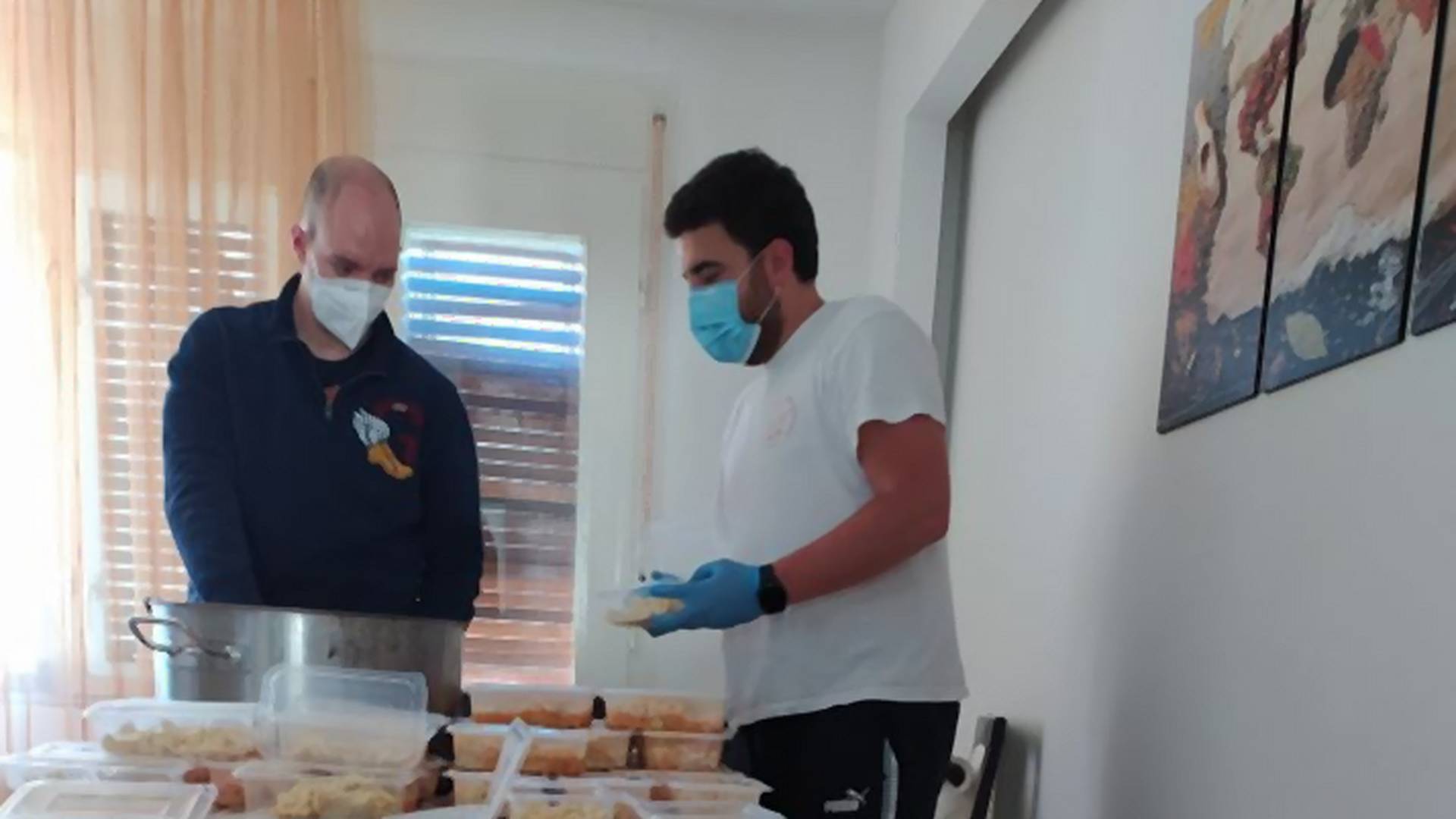 Mladi iz Srbije se udružili i počeli da kuvaju za sve koji  nemaju para za hranu
