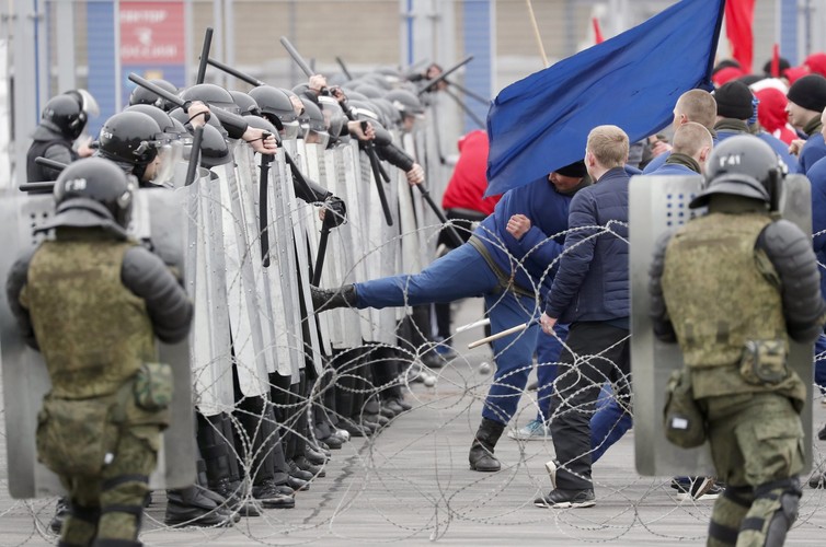 Rosyjska policja ćwiczy przed mundialem walkę z piłkarskimi chuliganami