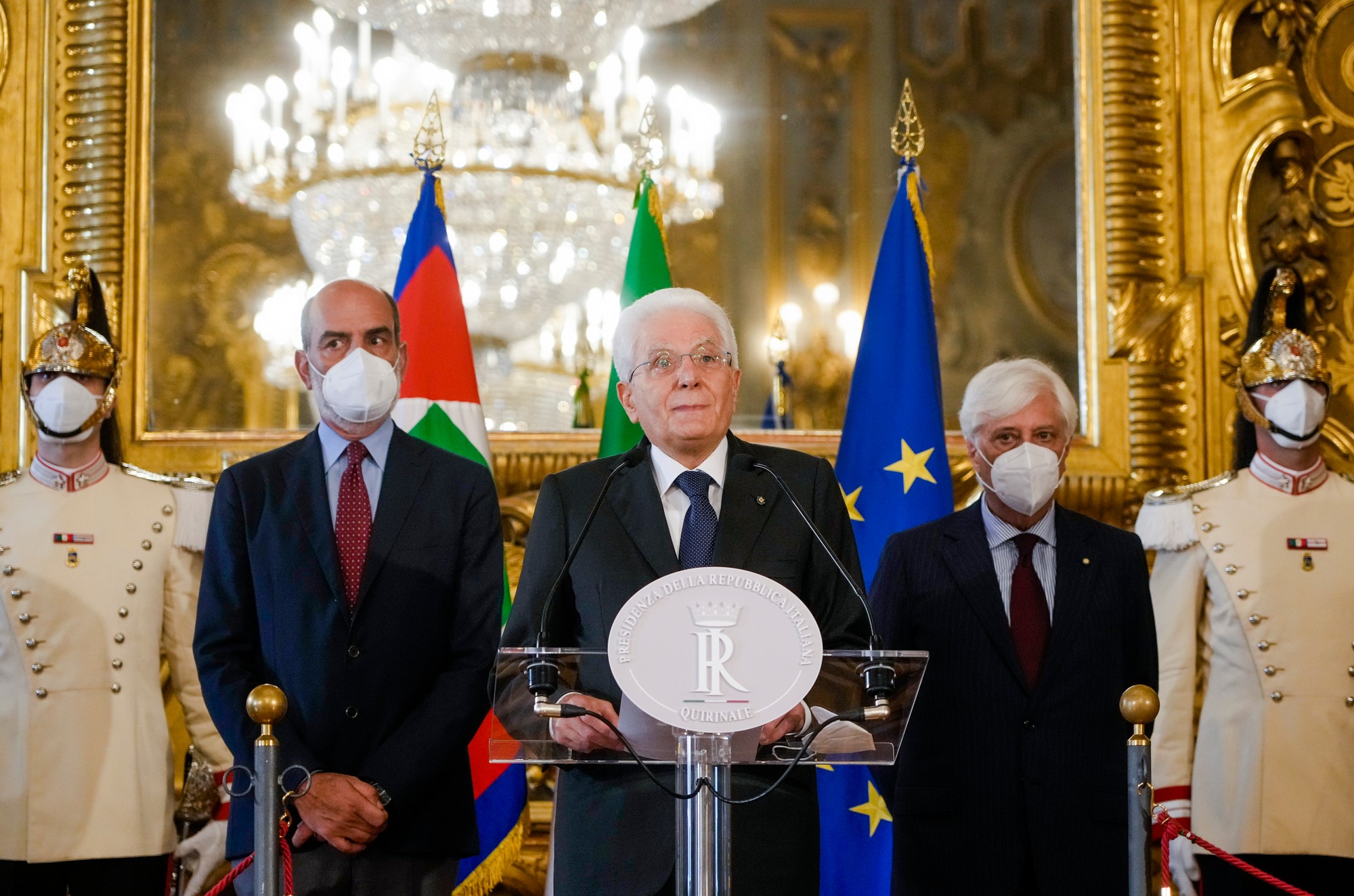 Taliansky prezident Sergio Mattarella (uprostred) oznamuje, že podpísal dekrét o rozpustení parlamentu v Ríme.