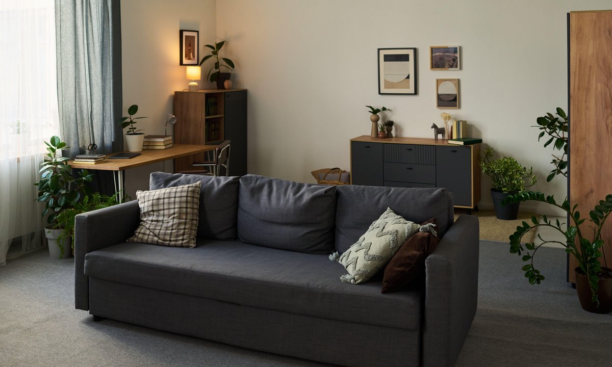 Szarość odchodzi do lamusa. Projektanci wnętrz stawiają na ten kolor