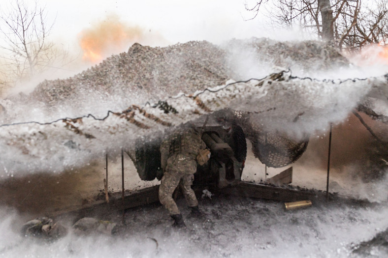 Ukraiński żołnierz strzela w kierunku Bachmutu w obwodzie donieckim na Ukrainie, 19 lutego 2024 r.
