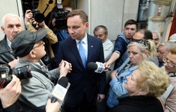 Europoseł PiS o kurach, klatce i Komorowskim. Duda go tłumaczy