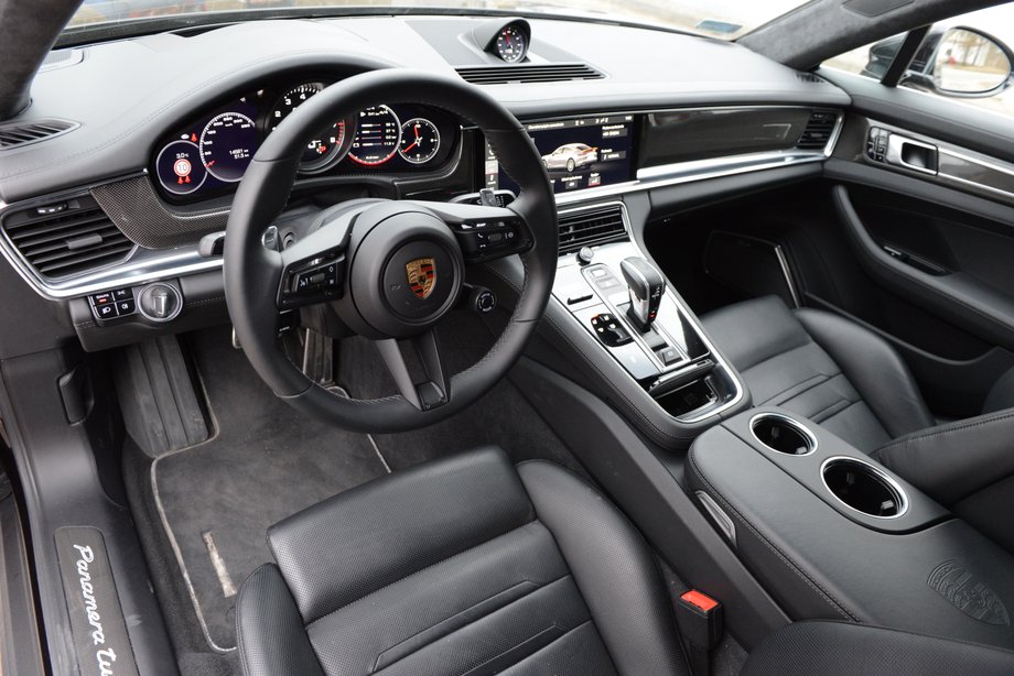 Porsche Panamera Turbo S ma rozbudowany kokpit z elektronicznymi wskaźnikami i dużym ekranem. Obsługa, po przyzwyczajeniu, nie przedstawia jednak trudności.