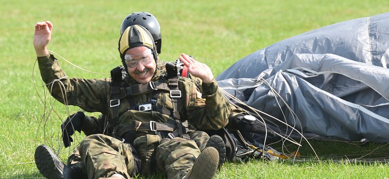 Amerykański ambasador skoczył z polskimi żołnierzami