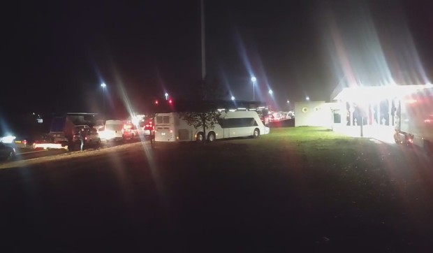 Autobus na zelenoj površini kod granice sa Mađarskom