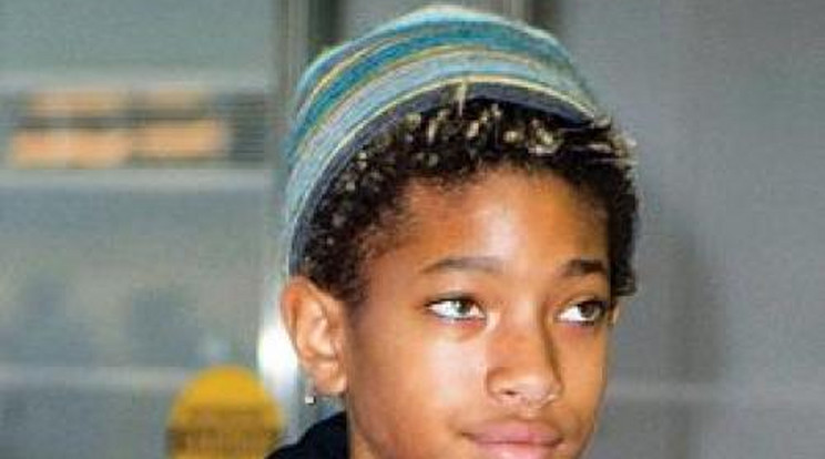 Hátizsákban cipelte kutyáját Willow Smith