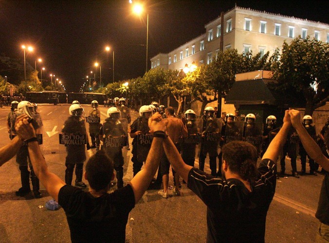 Szpaler policji w cerum Aten