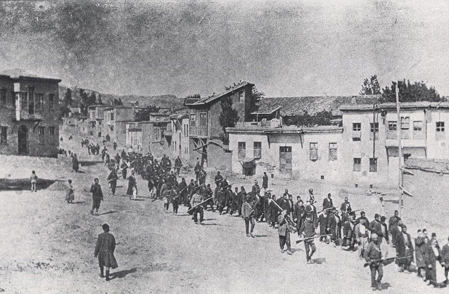 Ormiańscy cywile eskortowani przez tureckich żołnierzy maszerujący do więzienia, 1915 r.