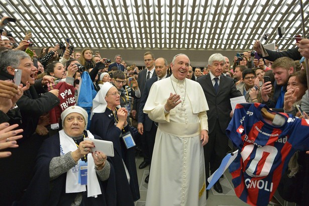 "Można dziecko uderzyć". Burza po słowach papieża Franciszka