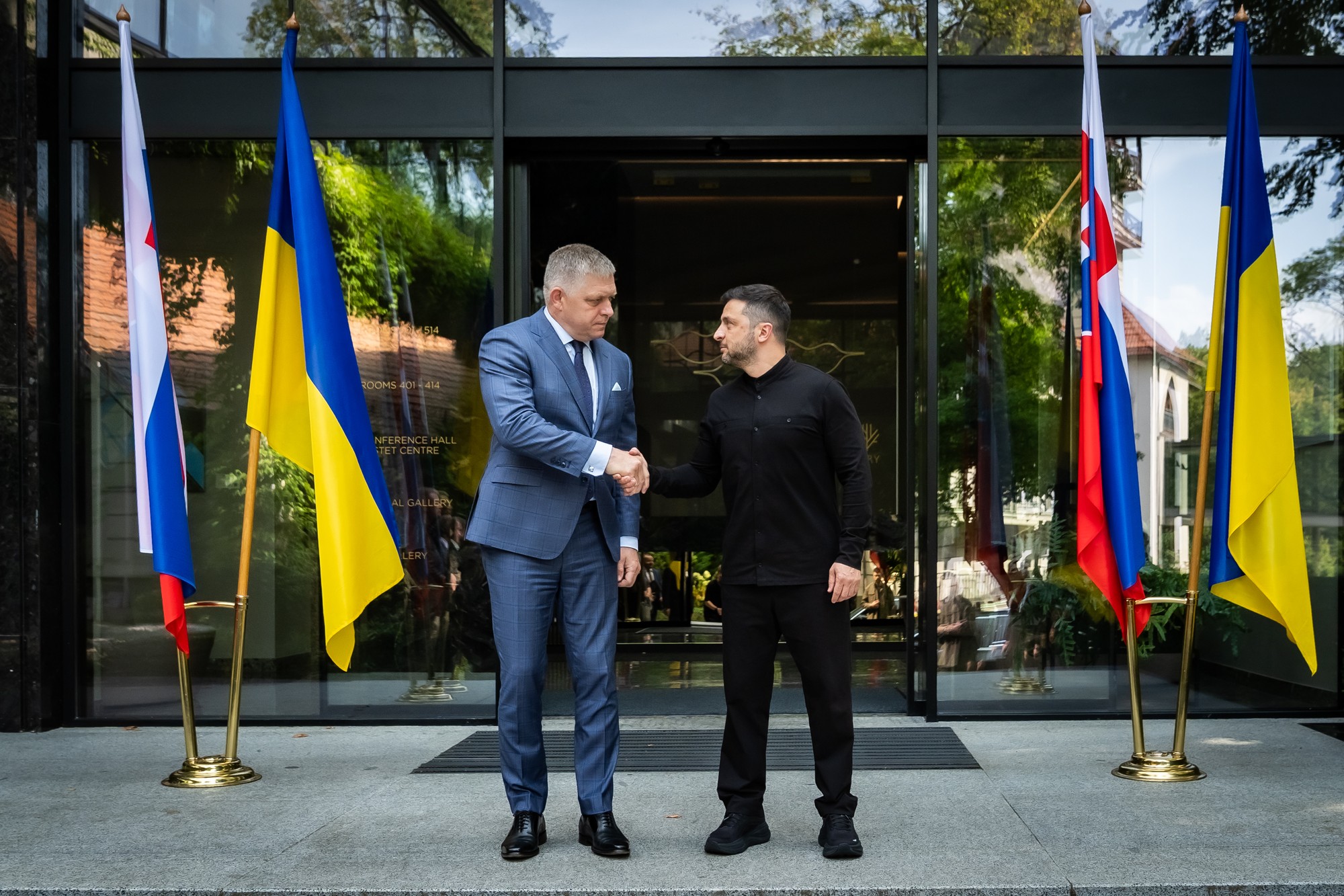 Ukrajinský prezident Volodymyr Zelenskyj a slovenský premiér Robert Fico.