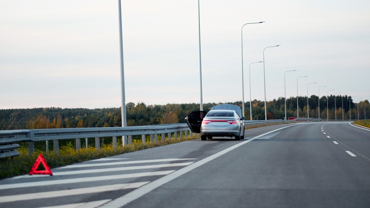 Auto parkiran u zastavnoj traci na autoputu