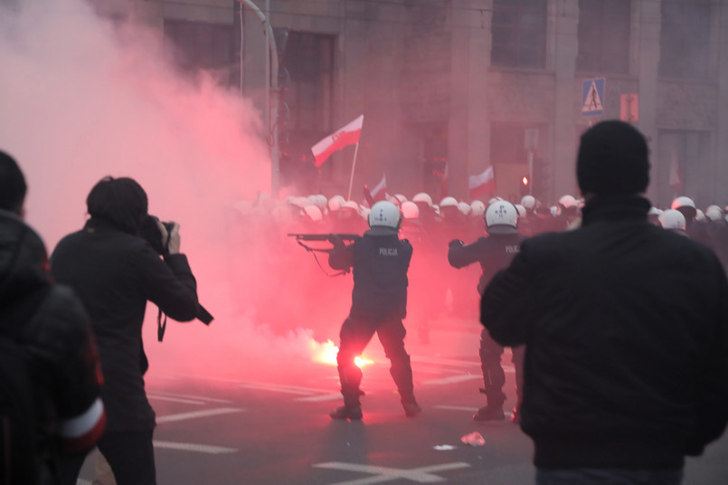 Marsz Niepodległości: Podpalone mieszkanie, zdewastowany sklep, w stronę policjantów poleciały kamienie