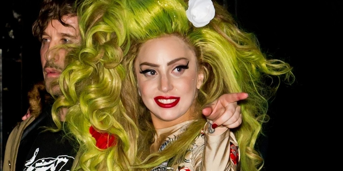 Lady Gaga w kostiumie.