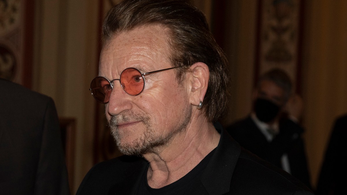 „Putyin sosem mondta ki a nevét” – Navalnij nevét skandálta a közönségével Bono – videó