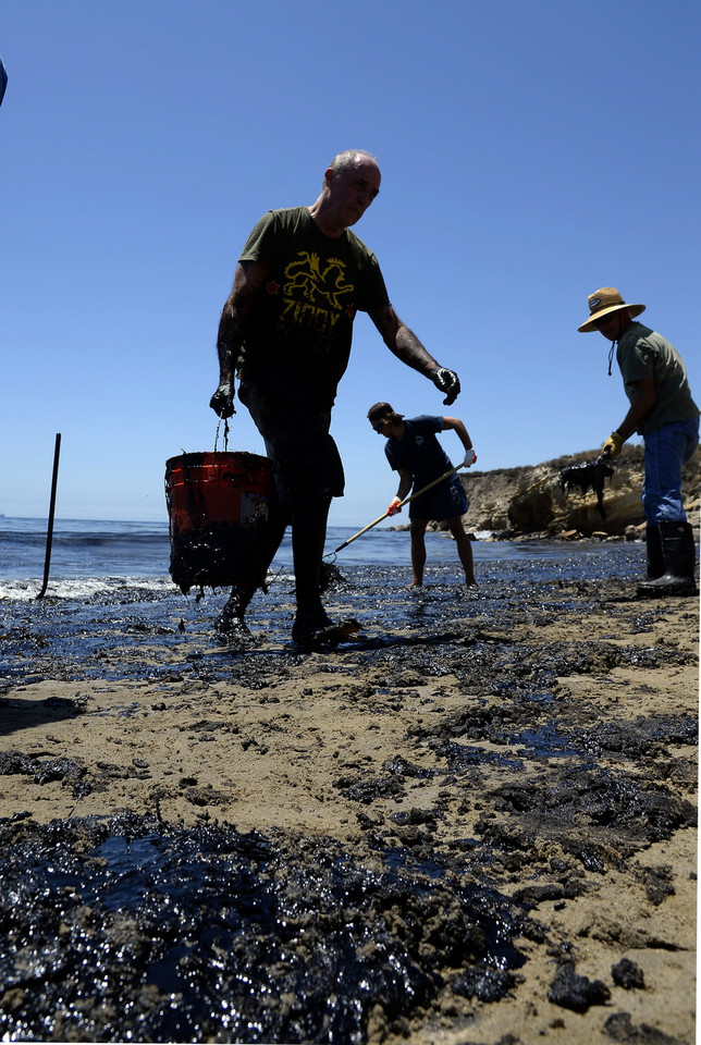 USA CALIFORNIA OIL SPILL (Oil spill on beach near Santa Barbara)