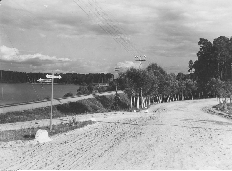 Droga pod Augustowem, z widokiem na jezioro Krechowieckie i na linię kolejową Augustów-Suwałki, lata 30.