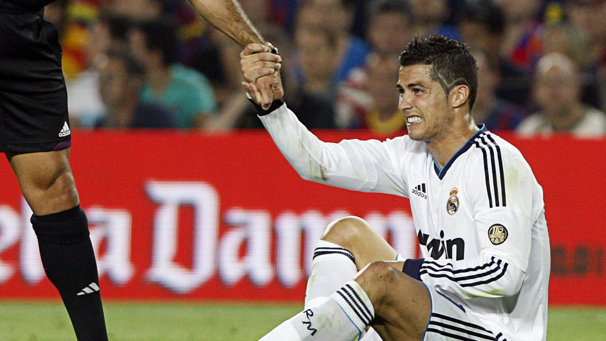 Cristiano Ronaldo zdobył dwie bramki w niedzielnych Grand Derbi. Piłkarz Realu Madryt w starciu z Barceloną doznał urazu lewego barku - donosi oficjalny serwis Królewskich.