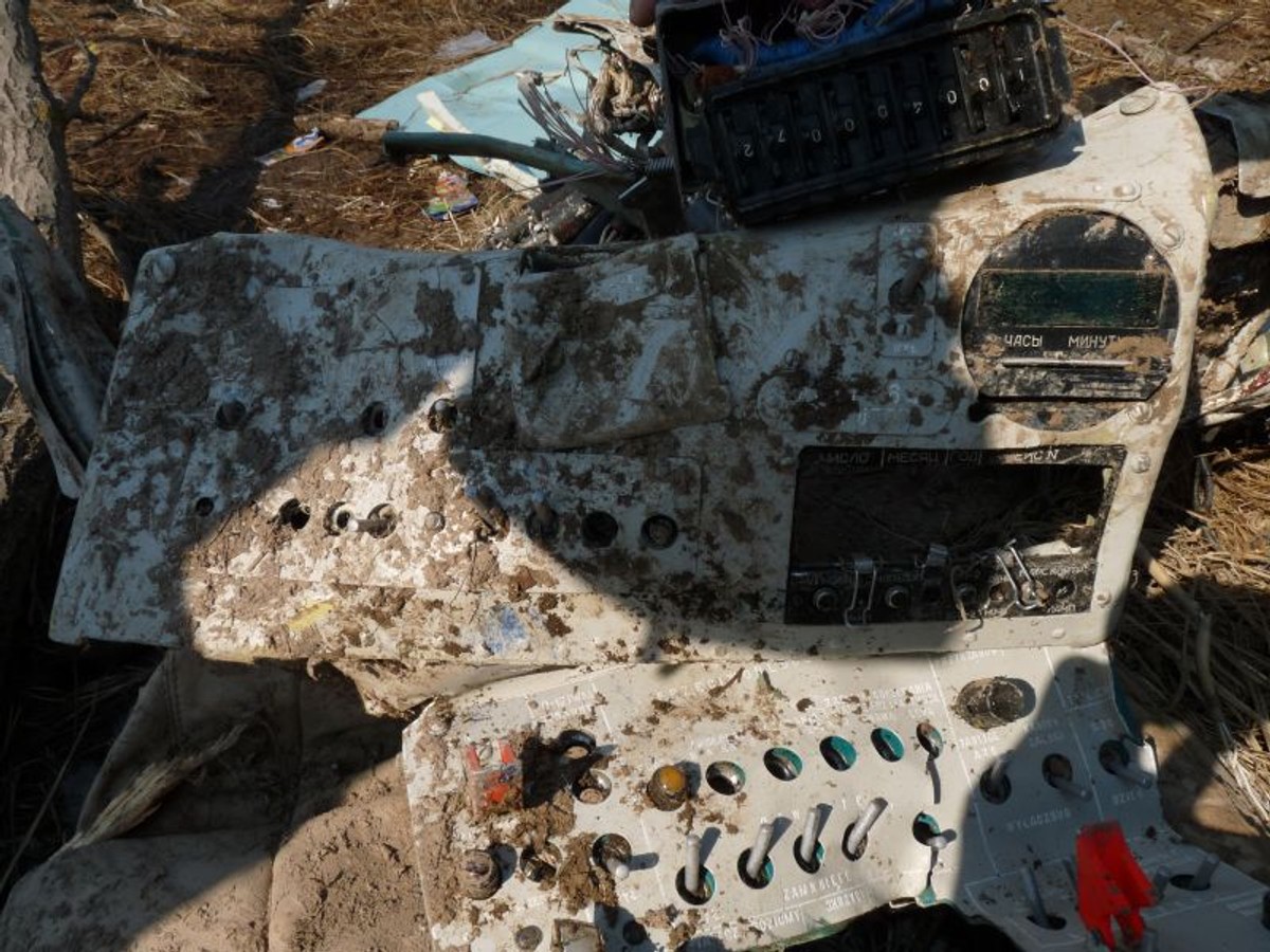 Zniszczona tablica kontrolna rejestratora parametrów lotu 