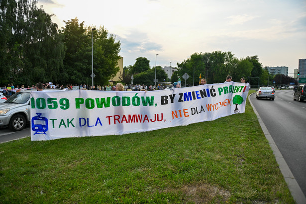 Kraków, 10.07.2023. Protest przeciwko wycince blisko tysiąca drzew pod budowę linii tramwajowej do Mistrzejowic w Krakowie
