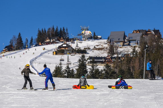 Pierwszy dzień ferii zimowych 2022. Stoki w Białce Tatrzańskiej i Zakopanem