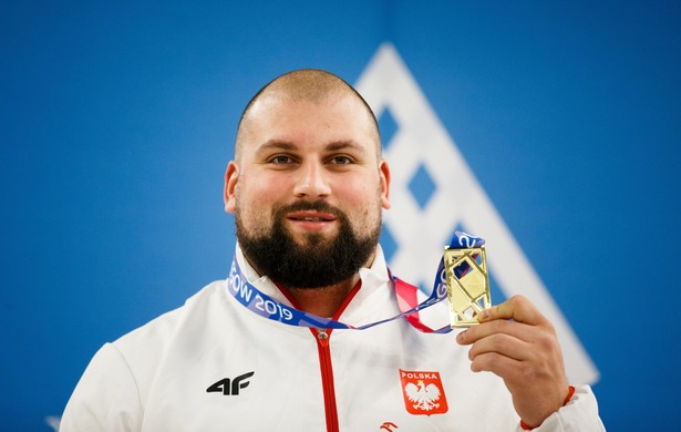 Haratyk dostał porysowany medal w uszkodzonym pudełku. Wręczono mu go... w korytarzu